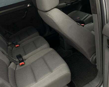 Серый Фольксваген Туран, объемом двигателя 1.6 л и пробегом 240 тыс. км за 7000 $, фото 23 на Automoto.ua