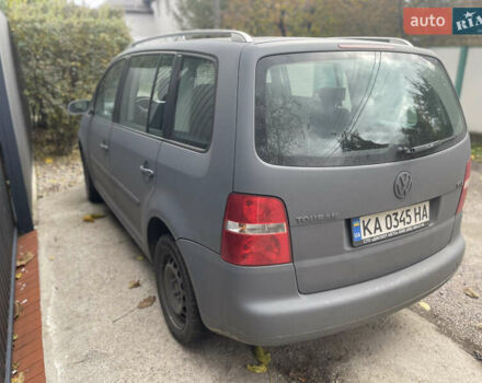 Серый Фольксваген Туран, объемом двигателя 1.6 л и пробегом 266 тыс. км за 6600 $, фото 4 на Automoto.ua