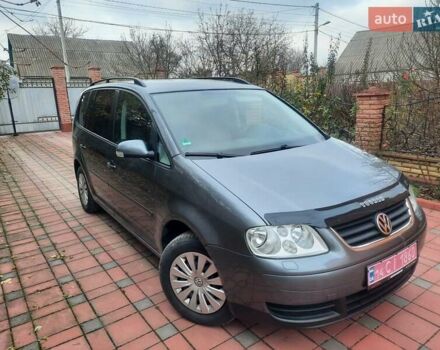 Серый Фольксваген Туран, объемом двигателя 1.6 л и пробегом 193 тыс. км за 6400 $, фото 2 на Automoto.ua