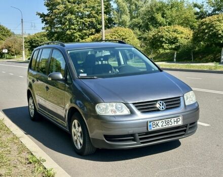 Серый Фольксваген Туран, объемом двигателя 2 л и пробегом 330 тыс. км за 5800 $, фото 1 на Automoto.ua