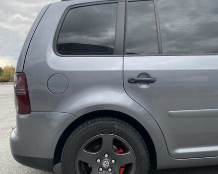 Серый Фольксваген Туран, объемом двигателя 1.6 л и пробегом 240 тыс. км за 7000 $, фото 12 на Automoto.ua