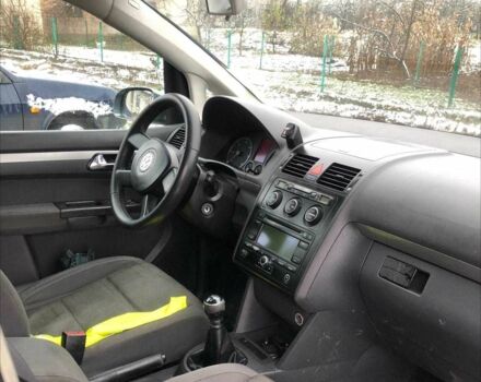 Сірий Фольксваген Туран, об'ємом двигуна 2 л та пробігом 500 тис. км за 2800 $, фото 4 на Automoto.ua