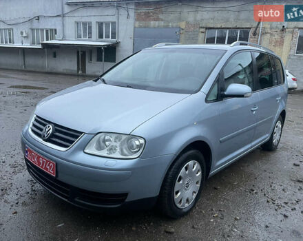 Серый Фольксваген Туран, объемом двигателя 2 л и пробегом 202 тыс. км за 5800 $, фото 1 на Automoto.ua