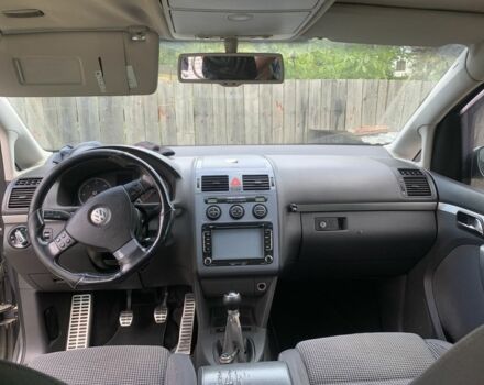 Сірий Фольксваген Туран, об'ємом двигуна 2 л та пробігом 450 тис. км за 5100 $, фото 4 на Automoto.ua