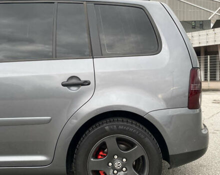 Серый Фольксваген Туран, объемом двигателя 1.6 л и пробегом 240 тыс. км за 7000 $, фото 13 на Automoto.ua