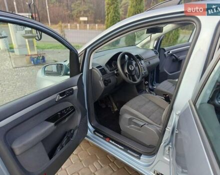 Серый Фольксваген Туран, объемом двигателя 1.6 л и пробегом 205 тыс. км за 5950 $, фото 2 на Automoto.ua