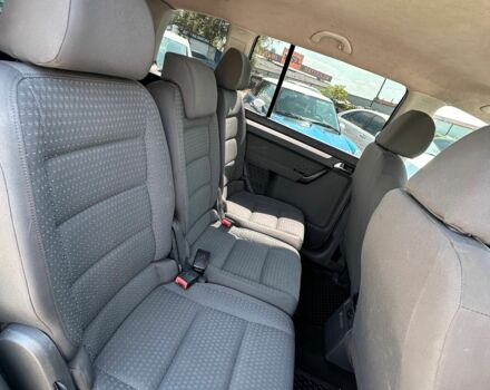 Сірий Фольксваген Туран, об'ємом двигуна 2 л та пробігом 215 тис. км за 7600 $, фото 3 на Automoto.ua