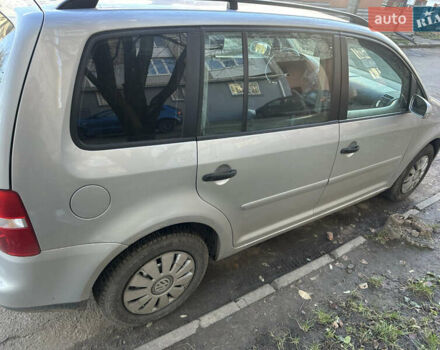 Серый Фольксваген Туран, объемом двигателя 1.6 л и пробегом 211 тыс. км за 6000 $, фото 4 на Automoto.ua