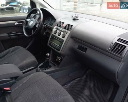 Серый Фольксваген Туран, объемом двигателя 1.98 л и пробегом 250 тыс. км за 5200 $, фото 45 на Automoto.ua