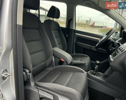 Серый Фольксваген Туран, объемом двигателя 1.9 л и пробегом 284 тыс. км за 6500 $, фото 22 на Automoto.ua