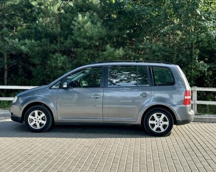Серый Фольксваген Туран, объемом двигателя 2 л и пробегом 330 тыс. км за 5800 $, фото 2 на Automoto.ua