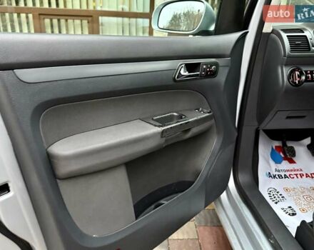 Сірий Фольксваген Туран, об'ємом двигуна 1.9 л та пробігом 264 тис. км за 5400 $, фото 32 на Automoto.ua