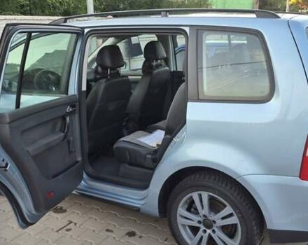 Серый Фольксваген Туран, объемом двигателя 1.6 л и пробегом 250 тыс. км за 6600 $, фото 1 на Automoto.ua