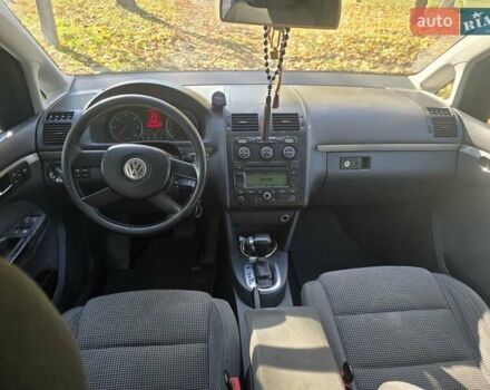 Серый Фольксваген Туран, объемом двигателя 2 л и пробегом 370 тыс. км за 6200 $, фото 4 на Automoto.ua