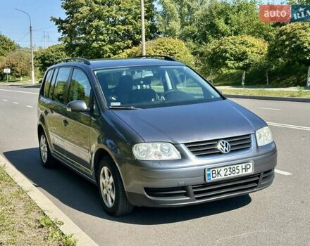Серый Фольксваген Туран, объемом двигателя 1.97 л и пробегом 330 тыс. км за 5800 $, фото 2 на Automoto.ua