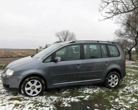 Сірий Фольксваген Туран, об'ємом двигуна 2 л та пробігом 500 тис. км за 2800 $, фото 1 на Automoto.ua