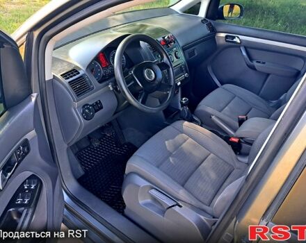 Серый Фольксваген Туран, объемом двигателя 1.6 л и пробегом 256 тыс. км за 5800 $, фото 4 на Automoto.ua