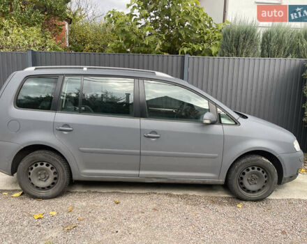 Серый Фольксваген Туран, объемом двигателя 1.6 л и пробегом 266 тыс. км за 6600 $, фото 2 на Automoto.ua