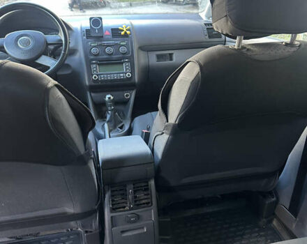 Серый Фольксваген Туран, объемом двигателя 1.6 л и пробегом 211 тыс. км за 6000 $, фото 22 на Automoto.ua