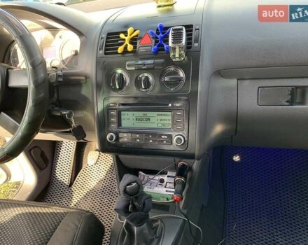 Серый Фольксваген Туран, объемом двигателя 1.9 л и пробегом 400 тыс. км за 6500 $, фото 9 на Automoto.ua