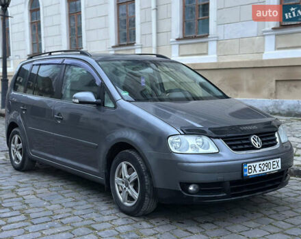 Серый Фольксваген Туран, объемом двигателя 1.6 л и пробегом 260 тыс. км за 5750 $, фото 1 на Automoto.ua