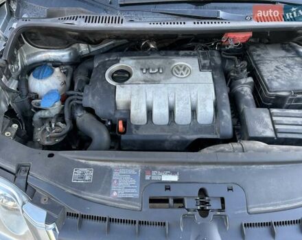 Серый Фольксваген Туран, объемом двигателя 1.9 л и пробегом 233 тыс. км за 6300 $, фото 6 на Automoto.ua