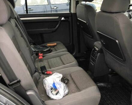 Сірий Фольксваген Туран, об'ємом двигуна 2 л та пробігом 500 тис. км за 2800 $, фото 5 на Automoto.ua