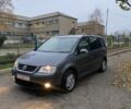 Серый Фольксваген Туран, объемом двигателя 2 л и пробегом 320 тыс. км за 3400 $, фото 1 на Automoto.ua