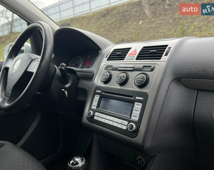 Серый Фольксваген Туран, объемом двигателя 1.9 л и пробегом 284 тыс. км за 6500 $, фото 21 на Automoto.ua