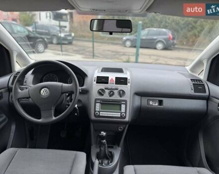 Серый Фольксваген Туран, объемом двигателя 1.6 л и пробегом 232 тыс. км за 7200 $, фото 3 на Automoto.ua