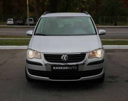 Серый Фольксваген Туран, объемом двигателя 1.6 л и пробегом 218 тыс. км за 8600 $, фото 1 на Automoto.ua