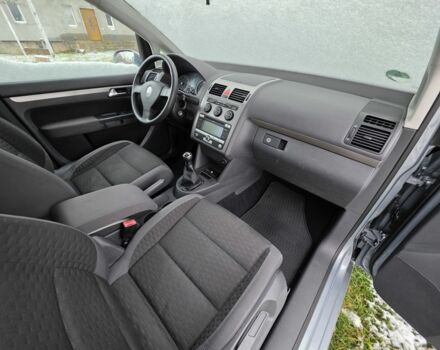 Серый Фольксваген Туран, объемом двигателя 1.4 л и пробегом 240 тыс. км за 5300 $, фото 4 на Automoto.ua