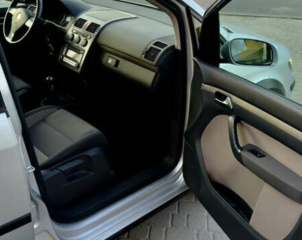 Сірий Фольксваген Туран, об'ємом двигуна 1.6 л та пробігом 218 тис. км за 8400 $, фото 48 на Automoto.ua