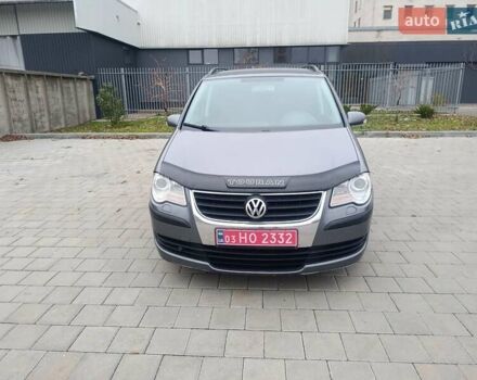 Серый Фольксваген Туран, объемом двигателя 1.6 л и пробегом 224 тыс. км за 7300 $, фото 1 на Automoto.ua