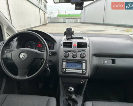 Серый Фольксваген Туран, объемом двигателя 1.6 л и пробегом 215 тыс. км за 6800 $, фото 40 на Automoto.ua
