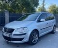 Серый Фольксваген Туран, объемом двигателя 1.39 л и пробегом 325 тыс. км за 5950 $, фото 1 на Automoto.ua