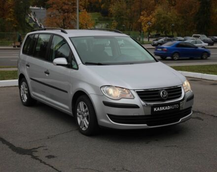 Серый Фольксваген Туран, объемом двигателя 1.6 л и пробегом 218 тыс. км за 8600 $, фото 2 на Automoto.ua