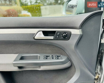 Серый Фольксваген Туран, объемом двигателя 2 л и пробегом 245 тыс. км за 7300 $, фото 14 на Automoto.ua