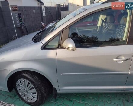 Серый Фольксваген Туран, объемом двигателя 1.6 л и пробегом 256 тыс. км за 6200 $, фото 2 на Automoto.ua