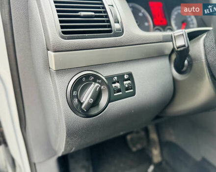 Серый Фольксваген Туран, объемом двигателя 2 л и пробегом 245 тыс. км за 7300 $, фото 15 на Automoto.ua