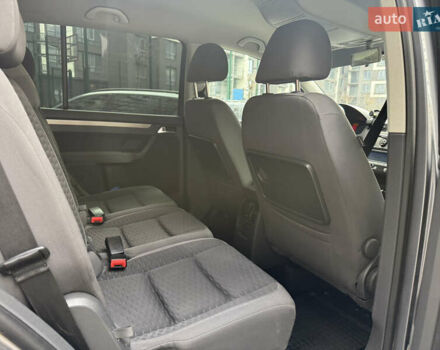 Серый Фольксваген Туран, объемом двигателя 1.9 л и пробегом 282 тыс. км за 6900 $, фото 16 на Automoto.ua