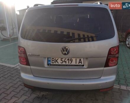 Серый Фольксваген Туран, объемом двигателя 1.6 л и пробегом 256 тыс. км за 6200 $, фото 4 на Automoto.ua