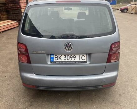 Серый Фольксваген Туран, объемом двигателя 1.6 л и пробегом 225 тыс. км за 6000 $, фото 4 на Automoto.ua