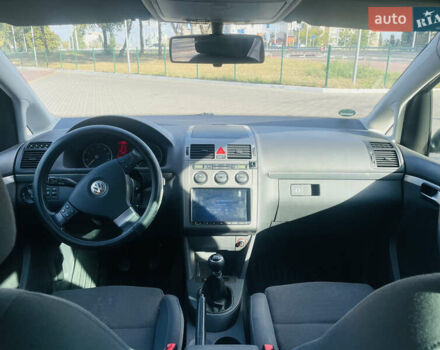 Серый Фольксваген Туран, объемом двигателя 1.39 л и пробегом 220 тыс. км за 4800 $, фото 24 на Automoto.ua