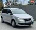 Серый Фольксваген Туран, объемом двигателя 1.6 л и пробегом 313 тыс. км за 5500 $, фото 1 на Automoto.ua