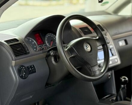 Серый Фольксваген Туран, объемом двигателя 2 л и пробегом 260 тыс. км за 5300 $, фото 4 на Automoto.ua