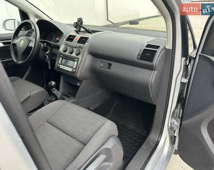 Серый Фольксваген Туран, объемом двигателя 1.6 л и пробегом 215 тыс. км за 6800 $, фото 42 на Automoto.ua