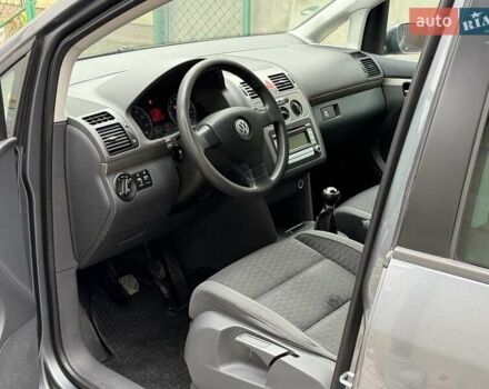 Серый Фольксваген Туран, объемом двигателя 1.6 л и пробегом 251 тыс. км за 6950 $, фото 24 на Automoto.ua