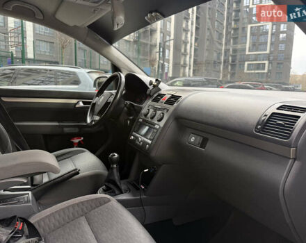 Серый Фольксваген Туран, объемом двигателя 1.9 л и пробегом 282 тыс. км за 6900 $, фото 13 на Automoto.ua