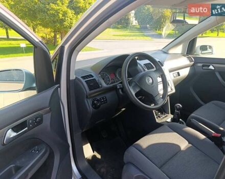 Серый Фольксваген Туран, объемом двигателя 1.6 л и пробегом 237 тыс. км за 6800 $, фото 8 на Automoto.ua